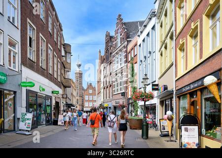 Venlo, Paesi Bassi 18 luglio 2025: Splendide case storiche con tetto in mattoni nell'affascinante e vivace via dello shopping Vleesstraat nella città storica CE Foto Stock