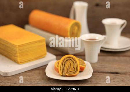 Piccolo mini Lapis Legit Roll, deliziosa torta tradizionale indonesiana con spezie e cannella. Foto Stock