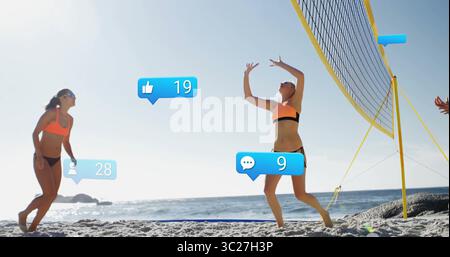 Giocatore di pallavolo che salta in bikini al neon Sports che punta la palla su rete dall'oceano, con icone sociali Foto Stock
