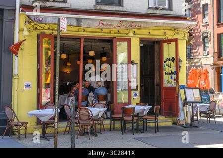 L'esterno di Un tradizionale ristorante francese, Bistro Les Aimes, a SoHo New York con persone che cenano all'interno Foto Stock