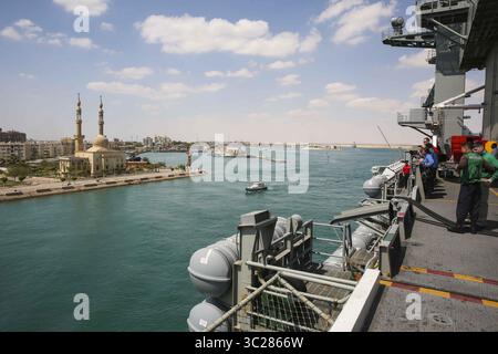 9 maggio 2019 - USS Abraham Lincoln, Egitto - Vista di una moschea a bordo della portaerei classe Nimitz della US Navy USS Abraham Lincoln mentre transita sul canale di Suez 9 maggio 2019 a Suez, Egitto. La portaerei fa parte di forze aggiuntive inviate in Medio Oriente per contrastare ciò che l’amministrazione Trump chiama chiare indicazioni di minacce provenienti dall’Iran. (Immagine di credito: © Tyler C. Priestley via ZUMA Wire) Foto Stock