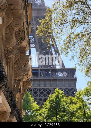 torre eiffel da rue de l'universite Foto Stock