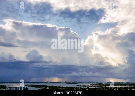 Miami Beach, Florida, Biscayne Bay, North Beach, cielo nuvole di tempesta, panorama meteorologico spettacolare, docce a pioggia sovrastate in lontananza, nuvole di tuoni scuri cumulus stra Foto Stock