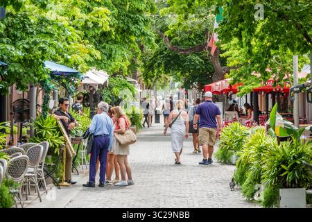 Miami Beach, Florida, Espanola Way, ristoranti che mangiano fuori, all'aperto, ombrelloni sul marciapiede all'aperto, camerieri su server Foto Stock
