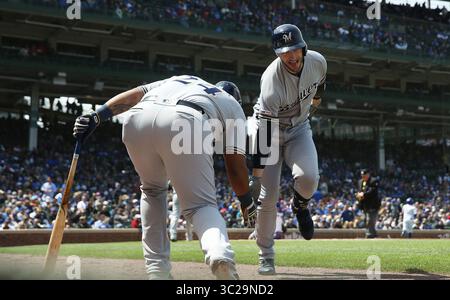 10 maggio 2019, Chicago, Illinois, Stati Uniti: RYAN BRAUN dei Milwaukee Brewers, giusto, ottiene un cinque basso dal compagno di squadra JESUS AGUILAR (24) dopo aver battuto un fuoricampo contro i Chicago Cubs nel quarto inning al Wrigley Field di Chicago venerdì. (Immagine di credito: © John J. Kim/TNS via ZUMA Wire) Foto Stock