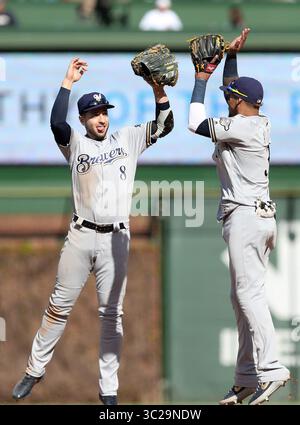 10 maggio 2019 - Chicago, Illinois, Stati Uniti - i Milwaukee Brewers lasciarono l'esterno RYAN BRAUN (8) e l'interbase ORLANDO ARCIA (3) celebrarono una vittoria per 7-0 contro i Chicago Cubs a Wrigley Field. (Immagine di credito: © John J. Kim/TNS via ZUMA Wire) Foto Stock