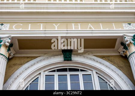 Miami Beach, Florida, Washington Avenue, edificio civico governativo, vecchio cartello del Municipio scolpito sopra la finestra ad arco, architettura classica con decorativi C. Foto Stock