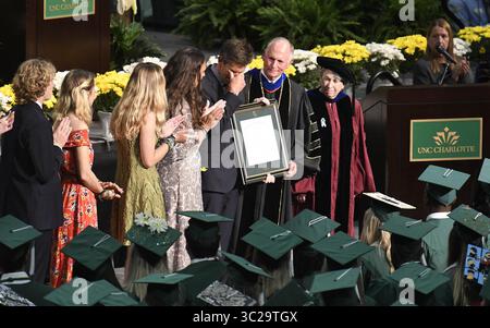 11 maggio 2019 - Charlotte, NC, Stati Uniti - la famiglia di Riley Howell riceve il diploma durante gli esercizi di inizio UNC Charlotte sabato 11 maggio 2019, a Charlotte, N.C. Howell è morto nel campus UNC Charlotte sparando il 30 aprile. (Immagine di credito: © TNS via cavo ZUMA) Foto Stock