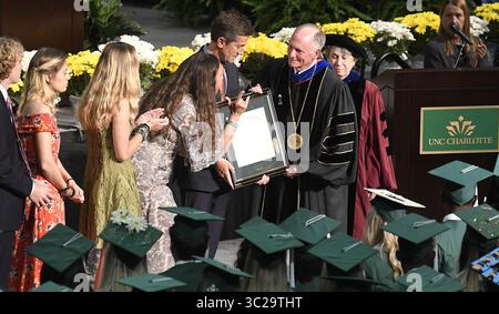 11 maggio 2019 - Charlotte, NC, Stati Uniti - la famiglia di Riley Howell riceve il diploma durante gli esercizi di inizio UNC Charlotte sabato 11 maggio 2019, a Charlotte, N.C. Howell è morto nel campus UNC Charlotte sparando il 30 aprile. (Immagine di credito: © TNS via cavo ZUMA) Foto Stock