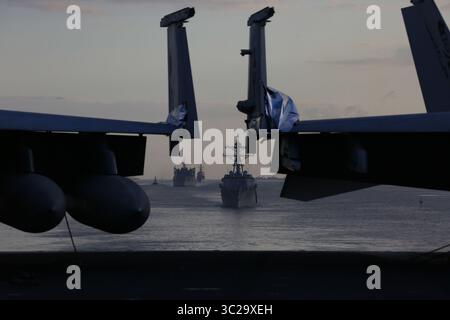 9 maggio 2019 - USS Abraham Lincoln, Egitto - la portaerei classe Nimitz USS Abraham Lincoln guida il gruppo d'assalto Lincoln mentre transitano sul canale di Suez il 9 maggio 2019 a Suez, Egitto. La portaerei fa parte di forze aggiuntive inviate in Medio Oriente per contrastare ciò che l’amministrazione Trump chiama chiare indicazioni di minacce provenienti dall’Iran. (Immagine di credito: © Amber Smalley via ZUMA Wire) Foto Stock