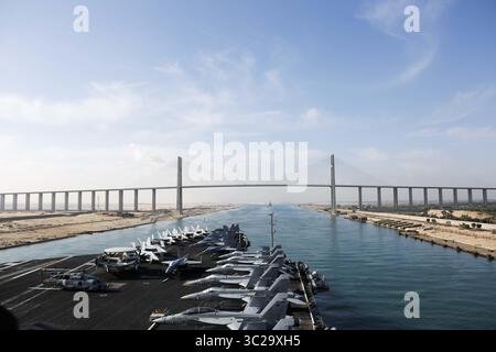 9 maggio 2019 - USS Abraham Lincoln, Egitto - la portaerei classe Nimitz USS Abraham Lincoln transita sul canale di Suez il 9 maggio 2019 a Suez, Egitto. La portaerei fa parte di forze aggiuntive inviate in Medio Oriente per contrastare ciò che l’amministrazione Trump chiama chiare indicazioni di minacce provenienti dall’Iran. (Immagine di credito: © Dan Snow via ZUMA Wire) Foto Stock