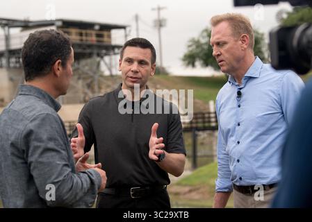 11 maggio 2019 - McAllen, Texas, Stati Uniti d'America - Segretario alla difesa degli Stati Uniti Patrick Shanahan, giusto, e Segretario alla sicurezza interna Kevin McAleenan, centro, rispondere alle domande di FOX News Anchor Brian Kilmeade durante un'intervista durante una visita al confine meridionale degli Stati Uniti 11 maggio 2019 a McAllen, Texas. (Immagine di credito: © Amber I. Smith via ZUMA Wire) Foto Stock