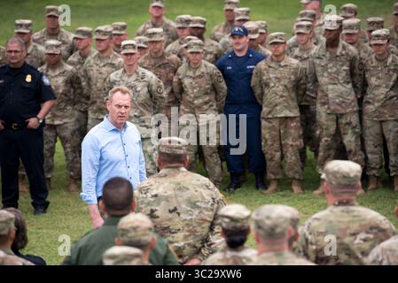 11 maggio 2019 - McAllen, Texas, Stati Uniti d'America - il Segretario alla difesa degli Stati Uniti Patrick Shanahan parla con i soldati dell'esercito del 93rd Military Police Battalion Crisis Response Force, schierato per assistere il servizio di protezione doganale e di frontiera mentre visitano il confine meridionale degli Stati Uniti 11 maggio 2019 a McAllen, Texas. (Immagine di credito: © Amber I. Smith via ZUMA Wire) Foto Stock