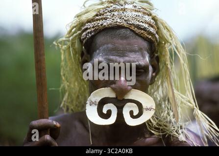 19 gennaio 2019 - popolo Asmat: Gruppo etnico che vive nella provincia di Papua in Indonesia, lungo il mare di Arafura. Asmat, villaggio di Pirien. Fotografia scattata da Francois Gohier nel 1976. (Immagine di credito: © Francois Gohier / Vwpics/VW Pics tramite cavo ZUMA) Foto Stock