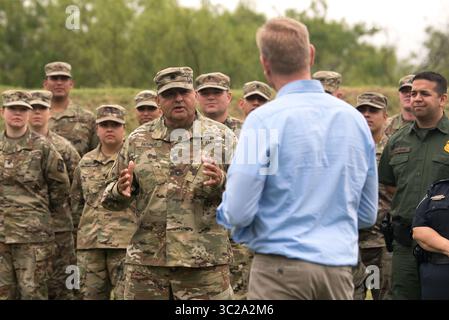 12 maggio 2019 - McAllen, Texas, Stati Uniti d'America - il Segretario alla difesa degli Stati Uniti Patrick Shanahan parla con i soldati dell'esercito del 93rd Military Police Battalion Crisis Response Force, schierato per assistere il servizio di protezione doganale e di frontiera mentre visitano il confine meridionale degli Stati Uniti 11 maggio 2019 a McAllen, Texas. (Immagine di credito: © Amber I. Smith via ZUMA Wire) Foto Stock