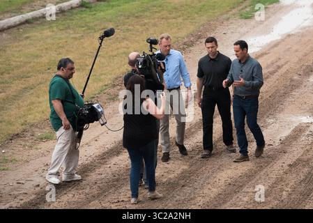 12 maggio 2019 - McAllen, Texas, Stati Uniti d'America - Segretario della difesa degli Stati Uniti Patrick Shanahan, a sinistra, e Segretario della sicurezza interna Kevin McAleenan, centro, rispondere alle domande di FOX News Anchor Brian Kilmeade durante un'intervista durante una visita al confine meridionale degli Stati Uniti 11 maggio 2019 a McAllen, Texas. (Immagine di credito: © Amber I. Smith via ZUMA Wire) Foto Stock