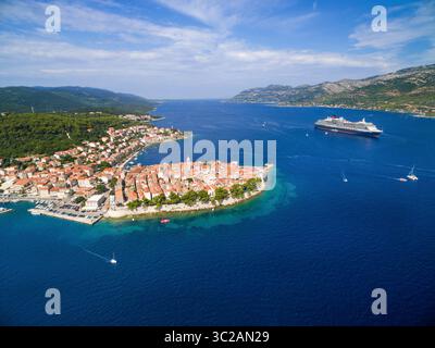 24 agosto 2015 - Dubrovnik-Neretva County, Croazia - Vista aerea del grande incrociatore ancorato all'isola di Korcula, Croazia. (Immagine di credito: © Amazing Aerial via cavo ZUMA) Foto Stock