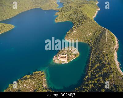 26 agosto 2015 - Mljet, Dubrovnik-Neretva County, Croazia - Vista aerea del Monastero di Santa Maria sull'isola di Mljet, Croazia. (Immagine di credito: © Amazing Aerial via cavo ZUMA) Foto Stock