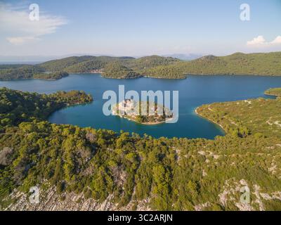 26 agosto 2015 - Dubrovnik-Neretva County, Croazia - Vista aerea del Monastero di Santa Maria sull'isola di Mljet, Croazia. (Immagine di credito: © Amazing Aerial via cavo ZUMA) Foto Stock
