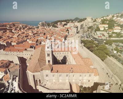 28 agosto 2015 - Dubrovnik, Dubrovnik-contea di Neretva, Croazia - Vista aerea della città vecchia di Dubrovnik (Croazia), popolare attrazione turistica sull'Adriatico. Post-elaborazione con filtro vintage. (Immagine di credito: © Amazing Aerial via cavo ZUMA) Foto Stock