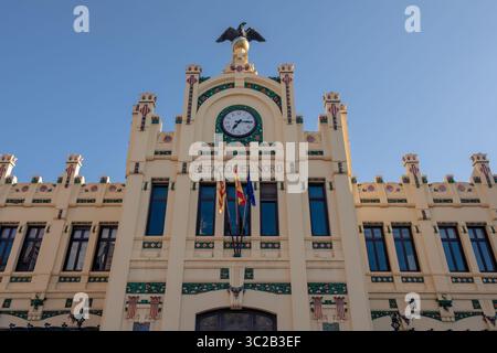 Questa è l'architettura tradizionale di Estacio del Nord, la stazione ferroviaria Nord e uno dei principali nodi di trasporto il 5 luglio 2021 a Valenc Foto Stock