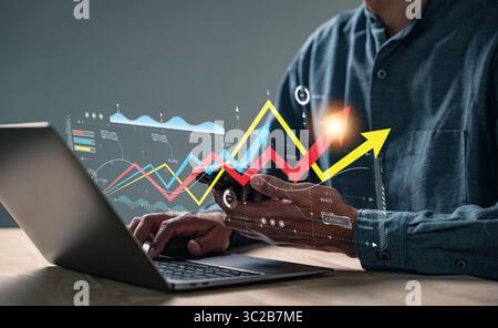 Strategia di crescita aziendale, l'uomo d'affari utilizza un notebook per raccogliere dati, visualizzare grafici aziendali, statistiche grafiche e grafici di crescita degli investimenti mentre ana Foto Stock