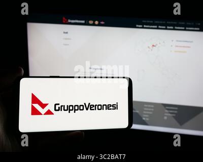 Stoccarda, Germania - 05-31-2025: Persona con smartphone con logo dell'azienda alimentare italiana Veronesi Holding S.p.A. sullo schermo davanti al sito. Foto Stock