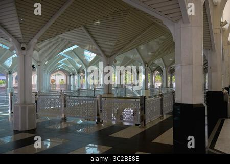 Come la Moschea Syakirin o la Moschea KLCC, la sala Hypostyle, Kuala Lumpur, Malesia, Asia Foto Stock