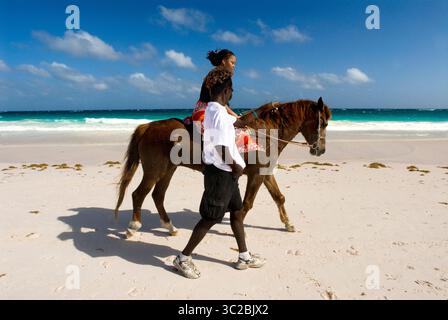 24 maggio 2019: Bahamas: Corsa a cavallo alla spiaggia di sabbia rosa. Dunmore Town, Harbour Island, Eleuthera. Bahamas (immagine di credito: © Sergi Reboredo/ZUMA Wire) Foto Stock