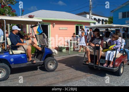 24 maggio 2019: Bahamas: Golf car e casa lealista. Bay Street. Dunmore Town, Harbour Island, Eleuthera. Bahamas (immagine di credito: © Sergi Reboredo/ZUMA Wire) Foto Stock