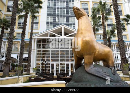 30 settembre 2018 - Sud Africa - Statua di Oscar il sigillo di fronte al Table Bay Hotel, Victoria and Alfred Waterfront, città del Capo, Capo Occidentale, Sud Africa (immagine di credito: © Sergi Reboredo/ZUMA Wire) Foto Stock