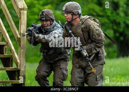 21 maggio 2019 - Marsiglia, Illinois, Stati Uniti - due soldati del 1st Battalion, 178 Infantry Regiment, Illinois National Guard, si spostano dalla copertura come parte dell'addestramento del movimento di squadra al Marseilles Training Center, Marseilles, Illinois, il 21 maggio 2019. Circa 400 soldati del 178 di fanteria si schierano in Afghanistan nell'estate del 2019. (Immagine di credito: © U.S. Army/ZUMA Wire/ZUMAPRESS.com) Foto Stock