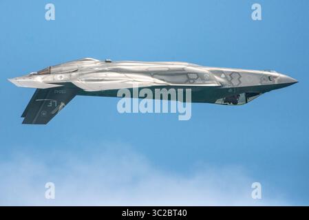 26 maggio 2019 - Miami, FL, Stati Uniti - Un caccia stealth F-35A Lightning II della U.S. Air Force pilotato dal capitano Andrew Dojo Olson esegue manovre di volo invertite durante il Miami Beach Air and Sea Show il 26 maggio 2019 a Miami, Florida. (Immagine di credito: © Jensen Stidham via ZUMA Wire) Foto Stock