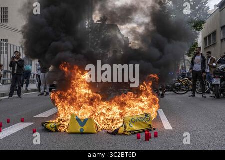 26 maggio 2019 - Barcellona, Catalogna, Spagna - gli zaini dei ciclisti Glovo sono stati visti bruciare durante la protesta. Un gruppo di corrieri su richiesta operai di servizi della società Glovo, una Start-up spagnola fondata a Barcellona nel 2015 e operanti in 24 paesi, aveva bruciato i loro pacchi di consegna protestando per le cattive condizioni di lavoro dopo un incidente stradale morte di un partner di consegna colpito sulla sua bicicletta da un camion dei servizi di pulizia municipali. (Immagine di credito: © immagini Paco Freire/SOPA tramite cavo ZUMA) Foto Stock