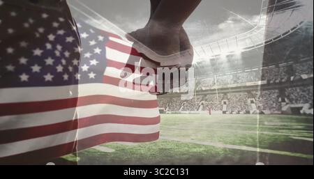 Tenendosi per mano, coppia sagomata che cammina sul fianco del tappeto erboso dello stadio, con copertura bandiera americana Foto Stock