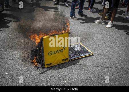 27 maggio 2019 - Barcellona, Catalogna, Spagna - Uno zaino della società Glovo è stato visto bruciare durante la protesta..secondo giorno di protesta di cibo su richiesta corrieri lavoratori di servizio della società Glovo, una Start-up spagnola fondata a Barcellona nel 2015 e operante in 24 paesi. I lavoratori freelance di Glovo hanno bruciato i loro zaini per la seconda volta per protestare contro le cattive condizioni di lavoro dopo un incidente stradale la morte di un partner che è stato colpito sulla sua bici da un camion dei servizi di pulizia municipali. (Immagine di credito: © immagini Paco Freire/SOPA tramite cavo ZUMA) Foto Stock