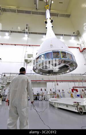 18 maggio 2019 - Cape Canaveral, FL, Stati Uniti d'America - Una versione di prova del modulo equipaggio Orion della NASA con il sistema Launch Abort è sollevata da una gru sul trasportatore KAMAG presso il Kennedy Space Center 18 maggio 2019 a Cape Canaveral, Florida. Il test Orion verificherà che il LAS possa guidare il modulo dell'equipaggio e gli astronauti verso la sicurezza se si verifica un'emergenza durante la salita sul razzo Space Launch System. (Immagine di credito: © Glenn Benson via ZUMA Wire) Foto Stock