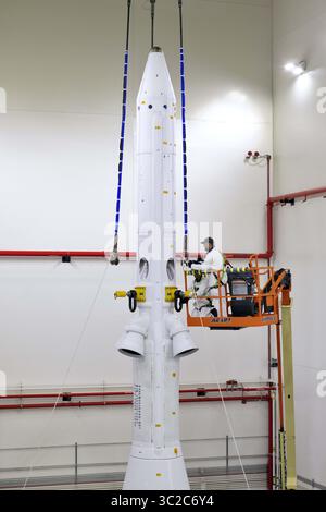 18 maggio 2019 - Cape Canaveral, FL, Stati Uniti d'America - i tecnici completano il lavoro sulla versione di prova del modulo equipaggio Orion della NASA con il Launch Abort System collegato al Kennedy Space Center 18 maggio 2019 a Cape Canaveral, Florida. Il test Orion verificherà che il LAS possa guidare il modulo dell'equipaggio e gli astronauti verso la sicurezza se si verifica un'emergenza durante la salita sul razzo Space Launch System. (Immagine di credito: © Glenn Benson via ZUMA Wire) Foto Stock