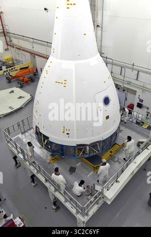 18 maggio 2019 - Cape Canaveral, FL, Stati Uniti d'America - i tecnici completano il lavoro sulla versione di prova del modulo equipaggio Orion della NASA con il Launch Abort System collegato al Kennedy Space Center 18 maggio 2019 a Cape Canaveral, Florida. Il test Orion verificherà che il LAS possa guidare il modulo dell'equipaggio e gli astronauti verso la sicurezza se si verifica un'emergenza durante la salita sul razzo Space Launch System. (Immagine di credito: © Glenn Benson via ZUMA Wire) Foto Stock