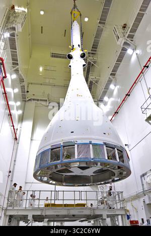 18 maggio 2019 - Cape Canaveral, FL, Stati Uniti d'America - Una versione di prova del modulo equipaggio della NASA Orion collegato al Launch Abort System viene sollevata da una gru per essere trasferita a un trasportatore KAMAG presso il Kennedy Space Center 18 maggio 2019 a Cape Canaveral, Florida. Il test Orion verificherà che il LAS possa guidare il modulo dell'equipaggio e gli astronauti verso la sicurezza se si verifica un'emergenza durante la salita sul razzo Space Launch System. (Immagine di credito: © Glenn Benson via ZUMA Wire) Foto Stock