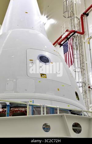 18 maggio 2019 - Cape Canaveral, FL, Stati Uniti d'America - i tecnici completano il lavoro sulla versione di prova del modulo equipaggio Orion della NASA con il Launch Abort System collegato al Kennedy Space Center 18 maggio 2019 a Cape Canaveral, Florida. Il test Orion verificherà che il LAS possa guidare il modulo dell'equipaggio e gli astronauti verso la sicurezza se si verifica un'emergenza durante la salita sul razzo Space Launch System. (Immagine di credito: © Glenn Benson via ZUMA Wire) Foto Stock