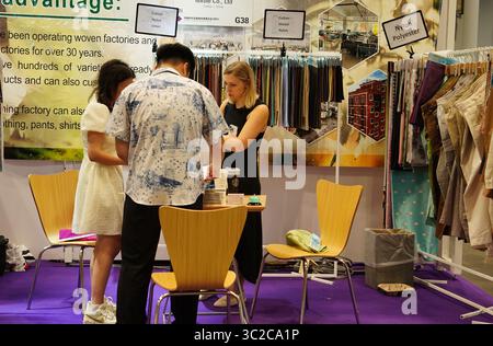 New Yor, Stati Uniti. 23 luglio 2025. Un acquirente sfoglia i tessuti presso uno stand durante Texworld NYC, la più grande fiera di approvvigionamento tessile sulla costa orientale degli Stati Uniti, a New York City, negli Stati Uniti, il 23 luglio 2025. PER ANDARE CON "Economic Watch: L'incertezza tariffaria nuvola le decisioni di approvvigionamento dell'abbigliamento negli Stati Uniti, affermano gli esperti del settore credito: ADA Zhang/Xinhua/Alamy Live News Foto Stock
