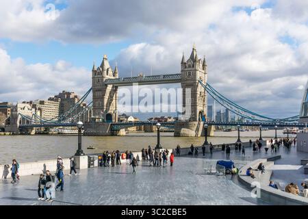 Tower Bridge visto dalla riva sud del Tamigi. Foto Stock