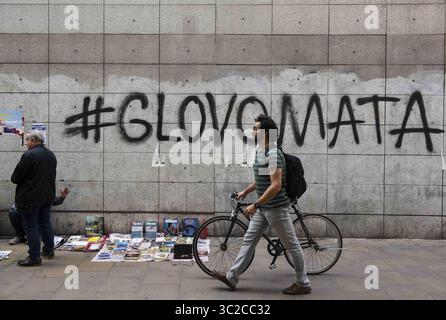 29 maggio 2019 - Barcellona, Spagna - Un pedone vede passando da un graffiti con il messaggio ''Glovo uccide"" in segno di protesta contro lo spagnolo start-up la consegna on-demand Glovo azienda a causa di un recente incidente stradale ha provocato la morte di un lavoratore di consegna. (Credito Immagine: © Budrul Chukrut/SOPA immagini via ZUMA filo) Foto Stock