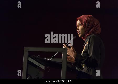 25 maggio 2019 - Bellevue, Washington, Stati Uniti - il rappresentante Ilhan Omar parla a una raccolta fondi del Ramadan a Bellevue, Washington, sabato 25 maggio 2019. Omar ha condotto l'evento tenuto dal Council on American-Islamic Relations per finanziare la sicurezza e la sicurezza per moschee e scuole islamiche a Washington. (Immagine di credito: © Paul Christian Gordon/ZUMA Wire) Foto Stock