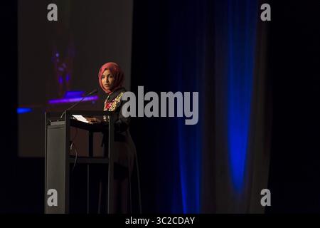 25 maggio 2019 - Bellevue, Washington, Stati Uniti - il rappresentante Ilhan Omar parla a una raccolta fondi del Ramadan a Bellevue, Washington, sabato 25 maggio 2019. Omar ha condotto l'evento tenuto dal Council on American-Islamic Relations per finanziare la sicurezza e la sicurezza per moschee e scuole islamiche a Washington. (Immagine di credito: © Paul Christian Gordon/ZUMA Wire) Foto Stock