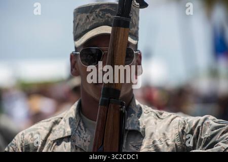 26 maggio 2019 - Miami Beach, Florida, Stati Uniti - Airman 1st Class Matthew Francis, membro della U.S. Air Force Honor Guard Drill Team, si esibisce durante il National salute to Americas Heroes Air and Sea Show a Miami Beach, FL., 26 maggio 2019. Il Team di perforazione si è esibito durante lo spettacolo aereo e marittimo per onorare i membri del servizio e i soccorritori locali. (Immagine di credito: © U.S. Air Force /ZUMA Wire/ZUMAPRESS.com) Foto Stock