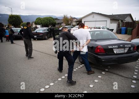 5 dicembre 2018 - Las Cruces, NEW MEXICO, Stati Uniti d'America - Marshal degli Stati Uniti, agenti federali, statali e locali delle forze dell'ordine ammanettano e arrestano un latitante 5 marzo 2019 a Las Cruces, New Mexico. La massiccia operazione chiamata Triple Beam ha portato all'arresto di 154 fuggitivi provenienti da tutta la contea di Dona Ana. (Immagine di credito: © Shane T. McCoy via ZUMA Wire) Foto Stock