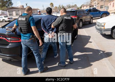 6 marzo 2019 - Las Cruces, NEW MEXICO, Stati Uniti d'America - Marshal degli Stati Uniti, agenti federali, statali e locali delle forze dell'ordine ammanettano e arrestano un fuggitivo il 6 marzo 2019 a Las Cruces, nuovo Messico. La massiccia operazione chiamata Triple Beam ha portato all'arresto di 154 fuggitivi provenienti da tutta la contea di Dona Ana. (Immagine di credito: © Shane T. McCoy via ZUMA Wire) Foto Stock