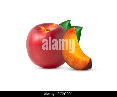 Pesche noci fresche e tagliate in una fetta con foglie verdi isolate. Foto Stock